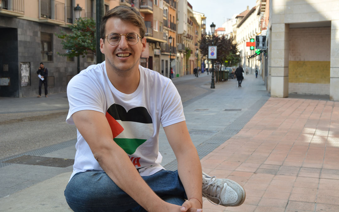 Jorge Pueyo a las puertas del Congreso de los Diputados./ CHA