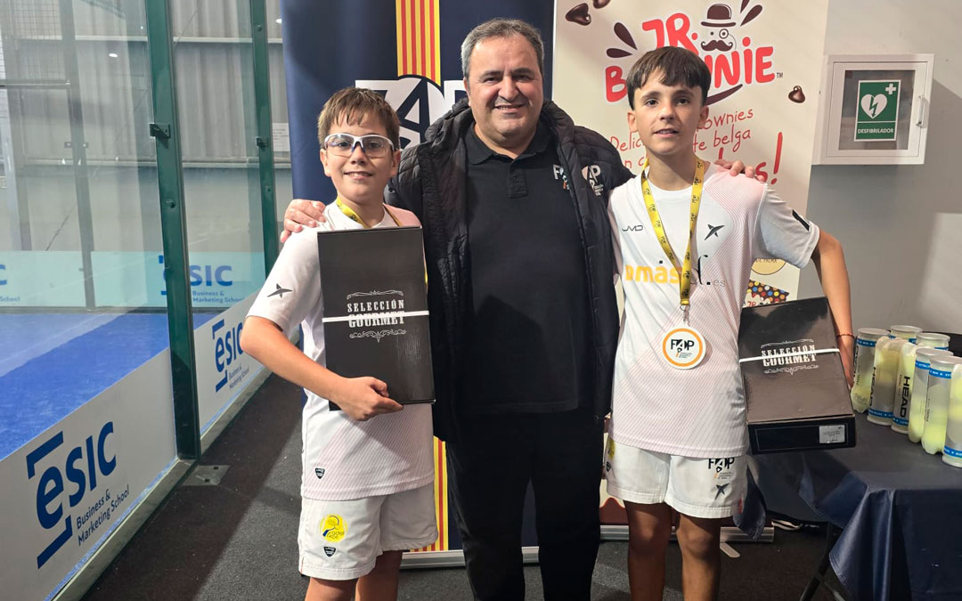 Los dos jóvenes posan junto al presidente de la Federación de Aragón de Pádel./ S.S.