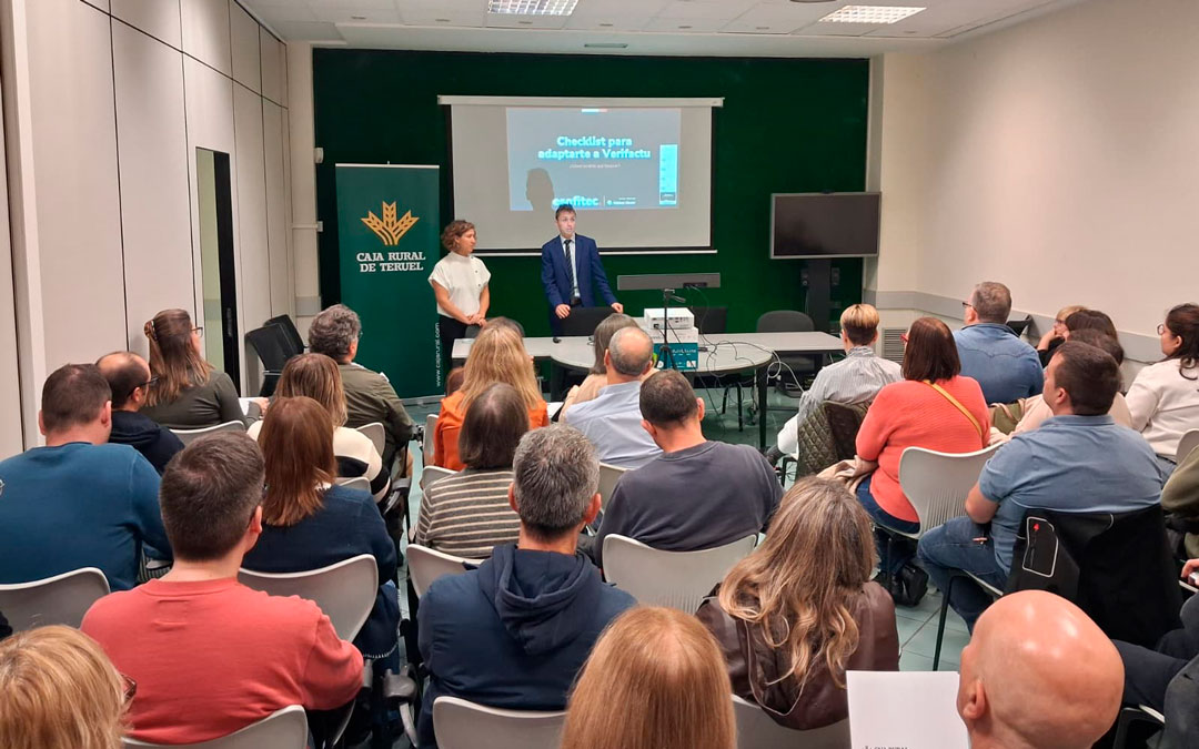 Jornada Verifactu en la oficina de Caja Rural de Alcañiz./ C.R.