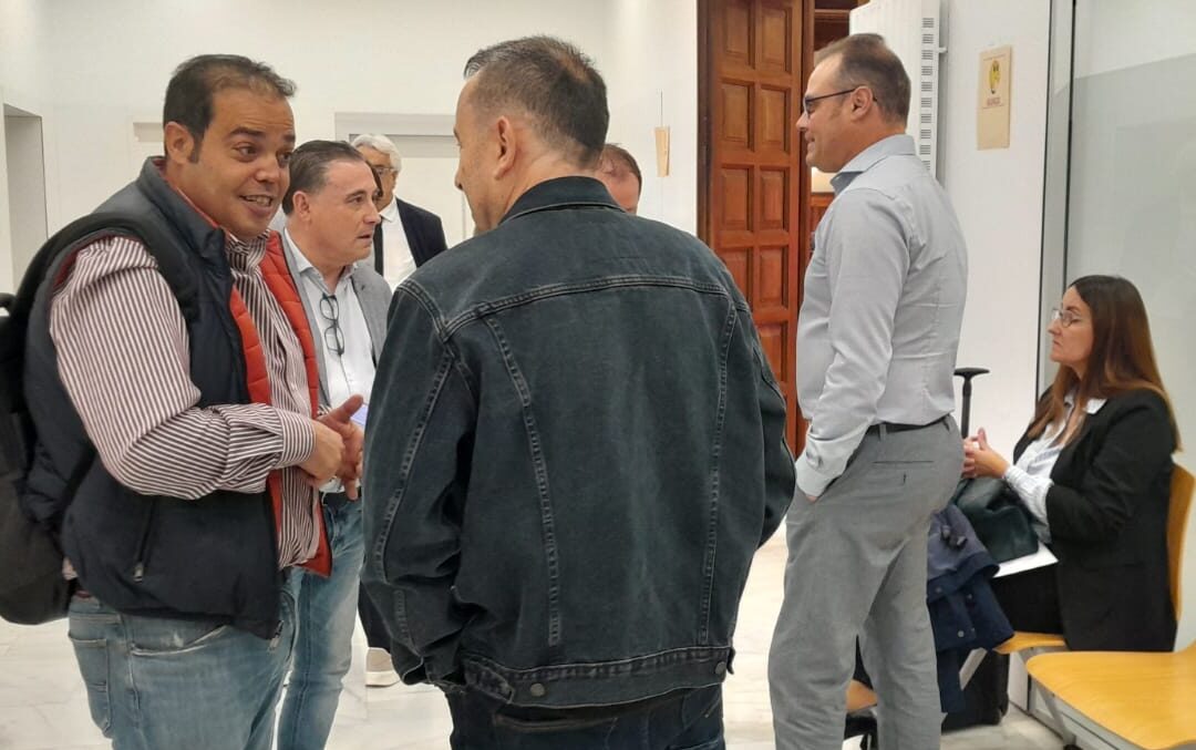 Foto de archivo. Antonio Amador, en primer plano a la izquierda; y Joaquín Bielsa, a la derecha, çantes de entrar a la sala de vistas a finales de octubre / M.A. Moreno-Heraldo