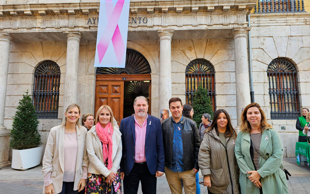 Los diputados de la DPT frente al lazo rosa del Ayuntamiento de Teruel./ DPT