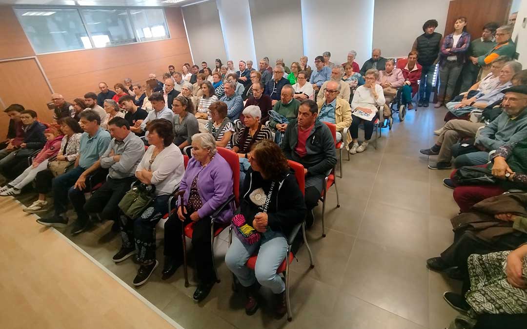 El público, la mayoría vecinos de las masías, llenaron la presentación. Muchos se quedaron de pie / Comarca Maestrazgo
