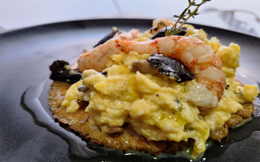 Macrolepiota rellena de huevo, gambas y negrillas./ Manuel Barrau