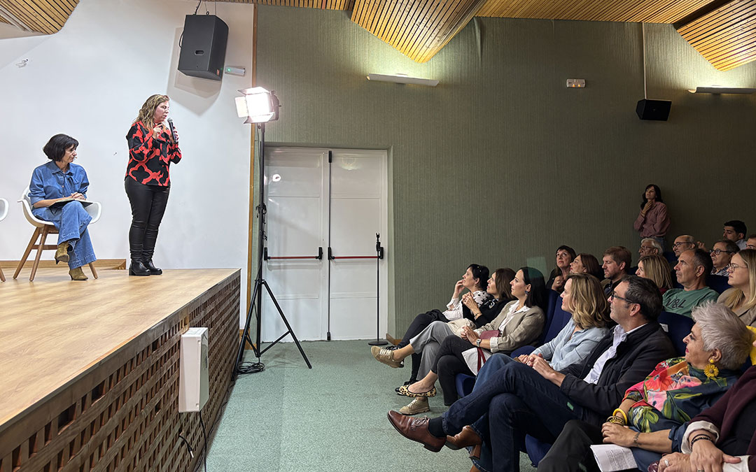 Pilar Alegría en la jornada de la mujer rural junto a Rafa Guía. / S.C