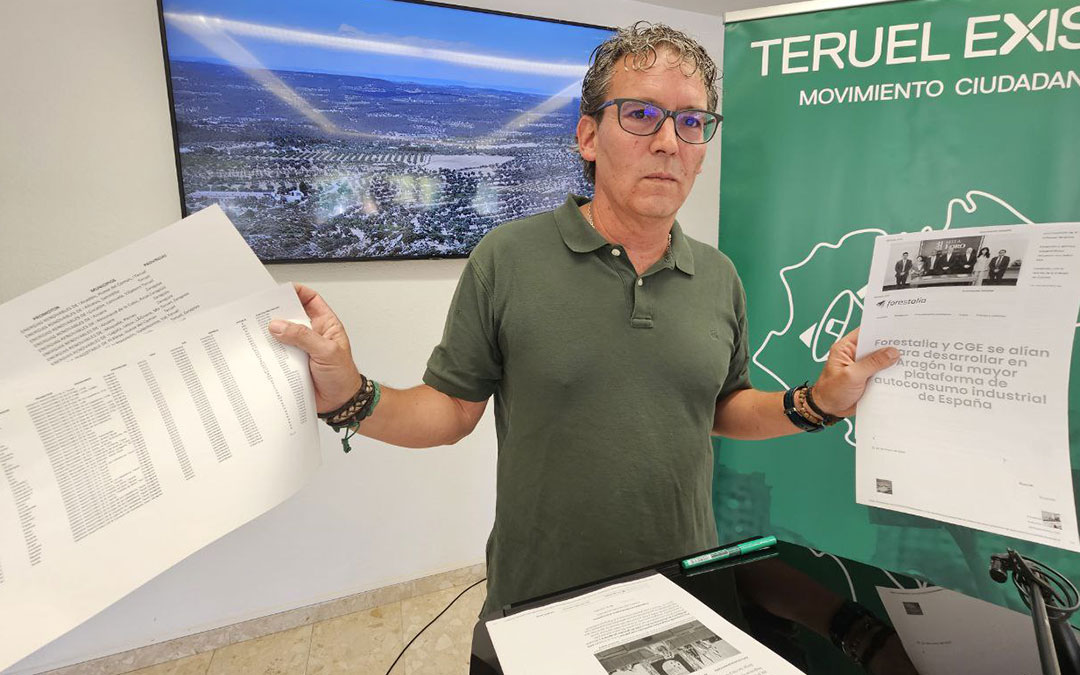 Ernesto Romeo, del grupo de Energías Renovables del movimiento ciudadano Teruel Existe, en la rueda de prensa. / TE