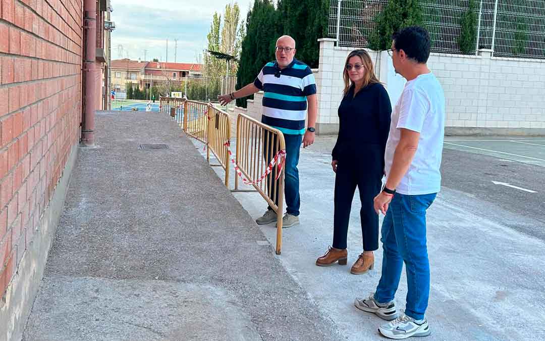 El Ayuntamiento y Asadicc junto a una de las rampas que se intervienen./ Ayto. Caspe