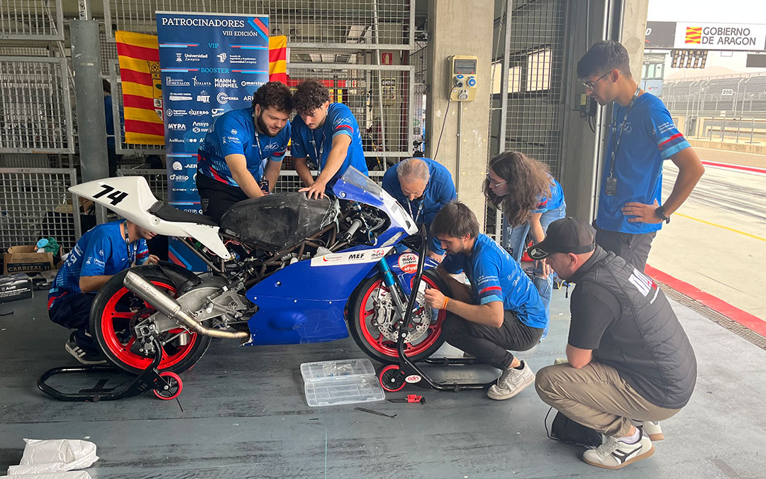 El equipo Electric de la Universidad de Zaragoza ultimando este jueves su moto / Laura Castel