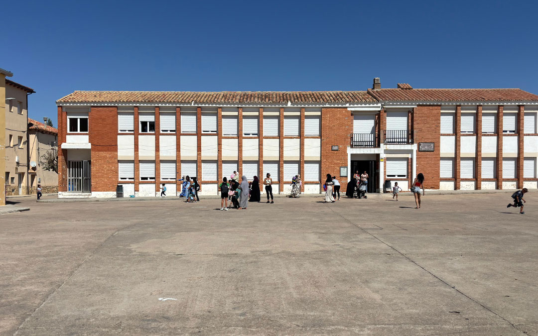 El colegio de Muniesa afronta cada inicio de curso dificultades por la falta de personal esencial. / L.C