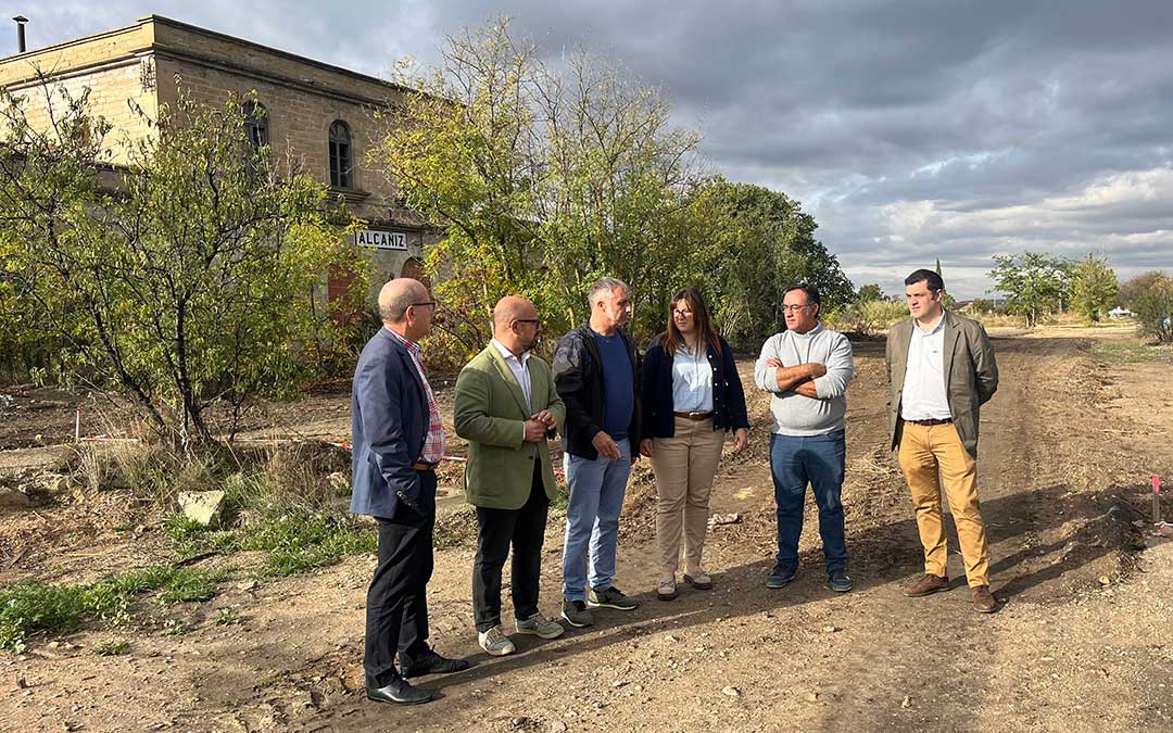 Izquierdo junto al concejal de Alcañiz, la diputada provincial y otros cargos del partido, este lunes, en la estación. / L. Castel