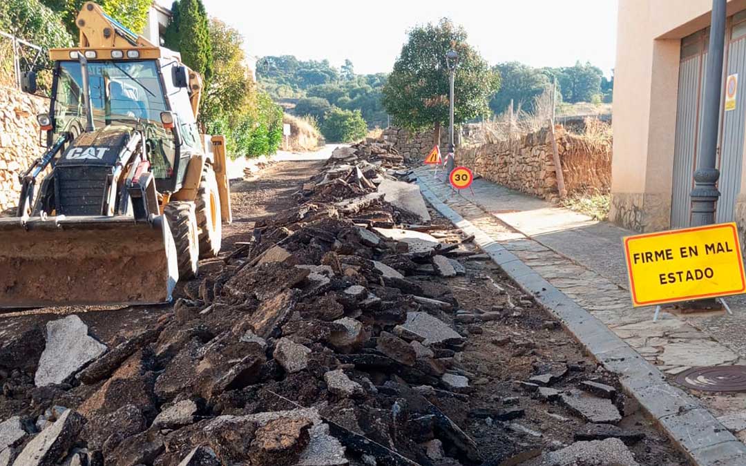 Maquinaria trabajando en la carretera de acceso de Las Parras de Castellote, uno de los municipios más damnificados por el temporal./ Ayto.