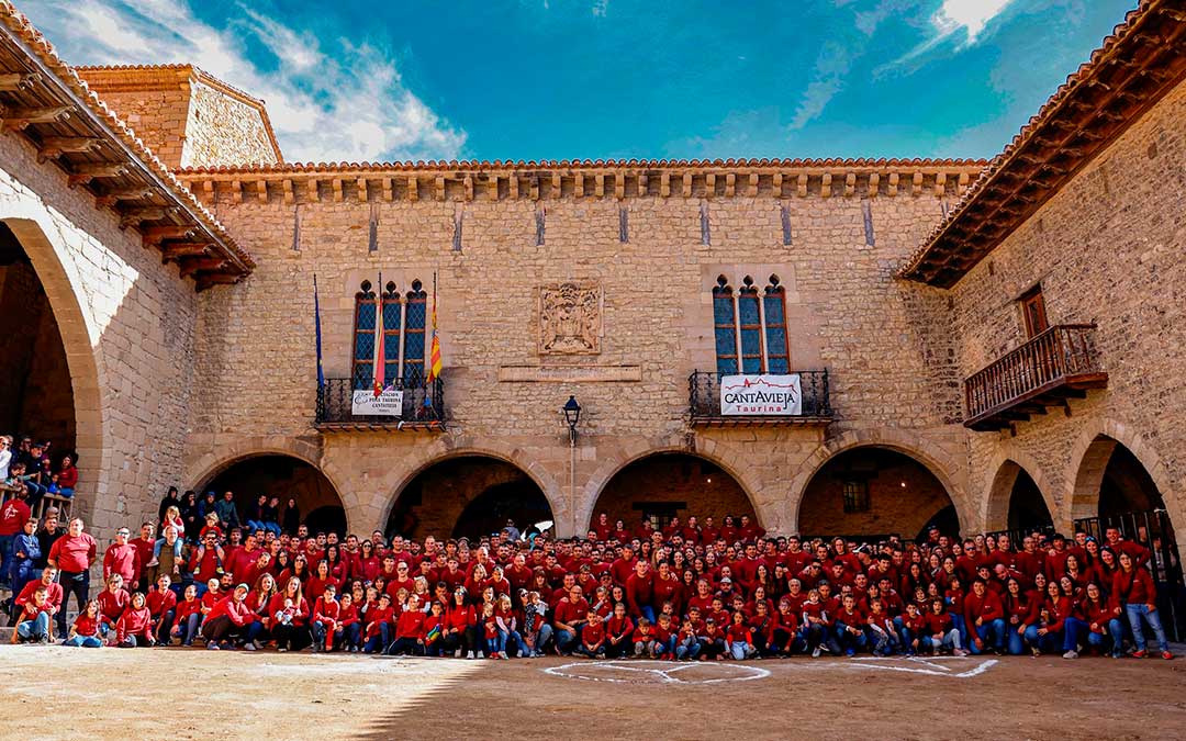Foto de familia de los socios de la Peña Taurina en la jornada de celebración anual de 2024 en la plaza Cristo Rey de Cantavieja / Vicente J Puig
