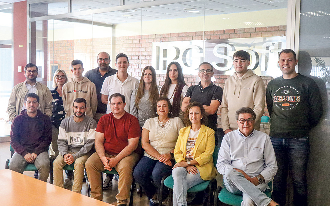Foto de familia de la actual plantilla que forma parte de IPGSoft en la sede de Alcañiz./ A.Z.