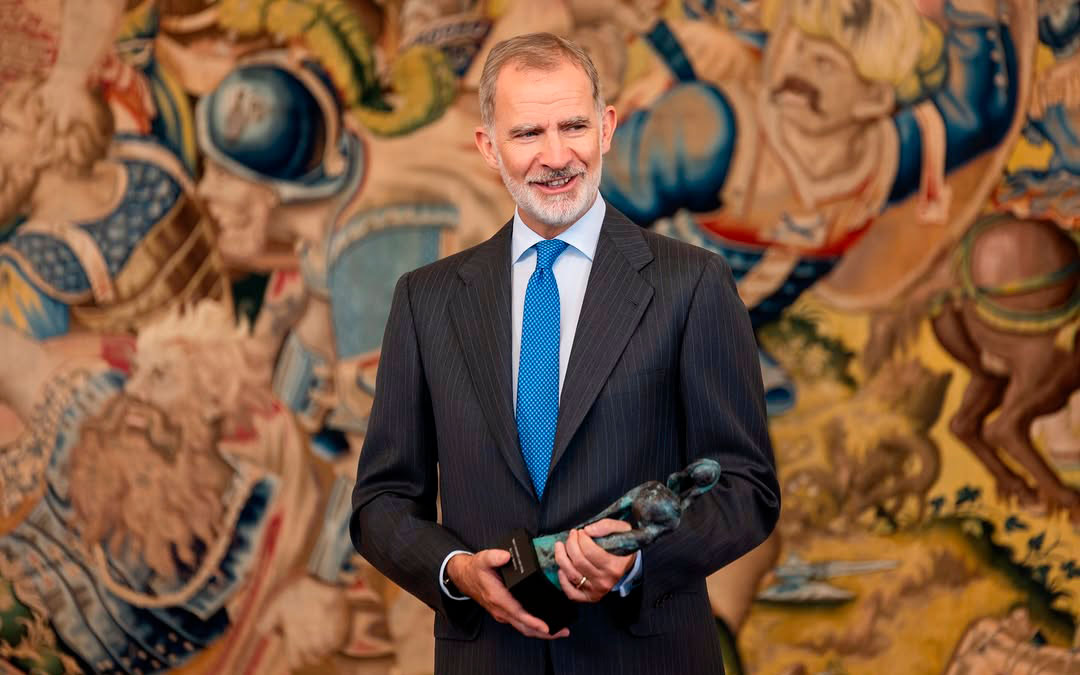 Felipe VI sujetando 'Equilibrio', premio esculpido por Estela Ferrer./ L..C.