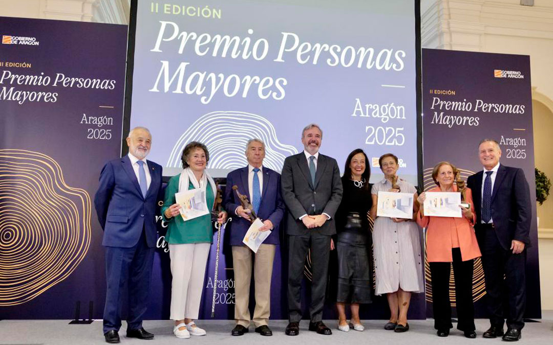 Foto de familia de los premiados junto a las autoridades en el acto de los Premios Personas Mayores de este miércoles. / DGA