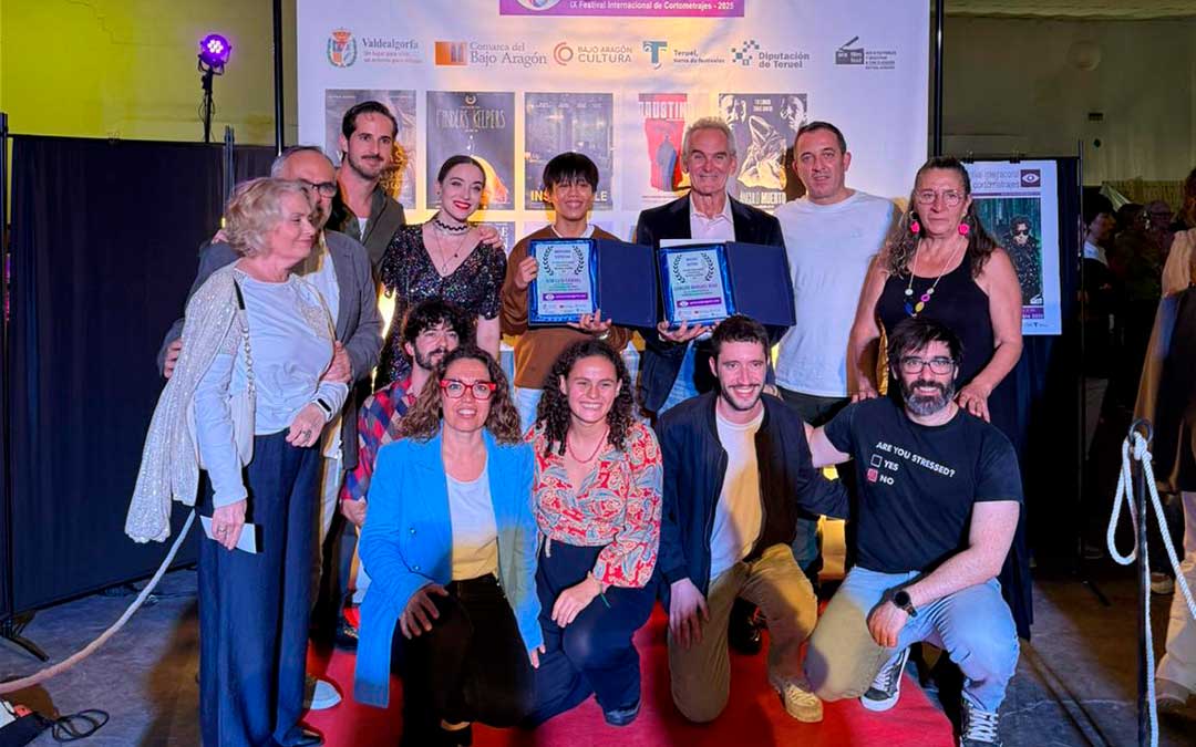 En el centro, Kim Cabral, Mención Especial; y Carlos Manuel Díaz, premio Mejor Actor y premio del Público por el corto Faustino acompañados de miembros del Jurado / K.C.