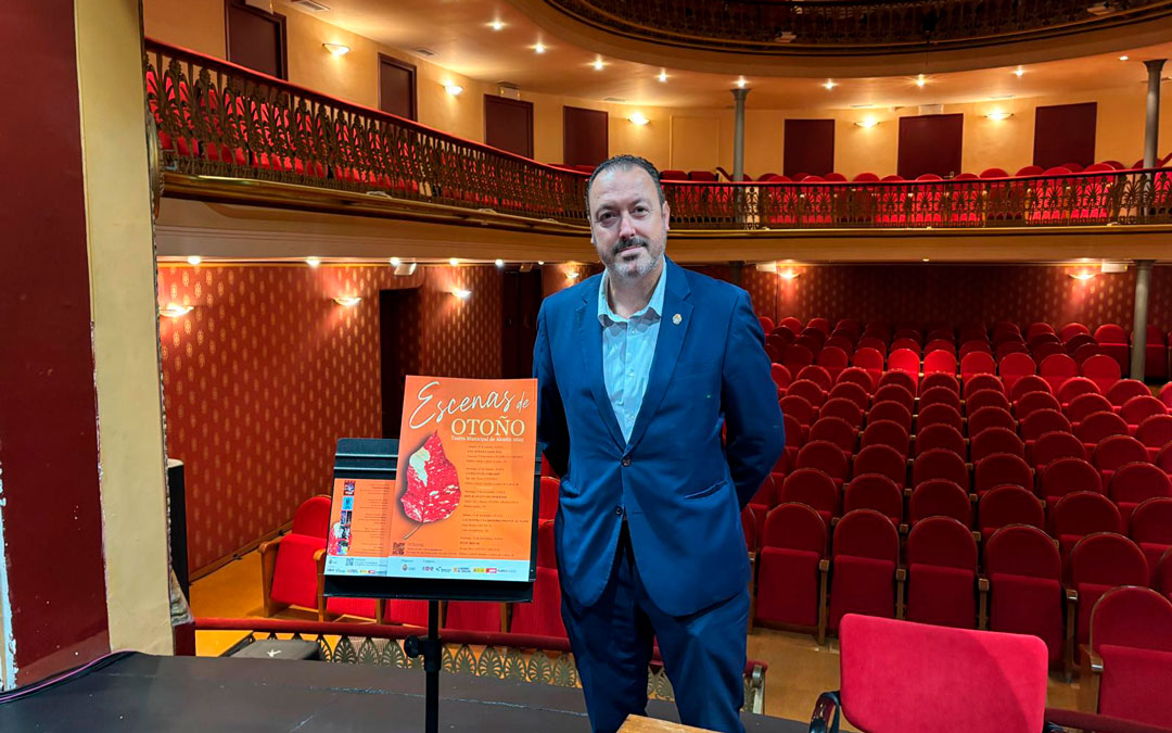 El concejal de Cultura, Javier Climent, durante la presentación de Escenas de Otoño./ L.C.