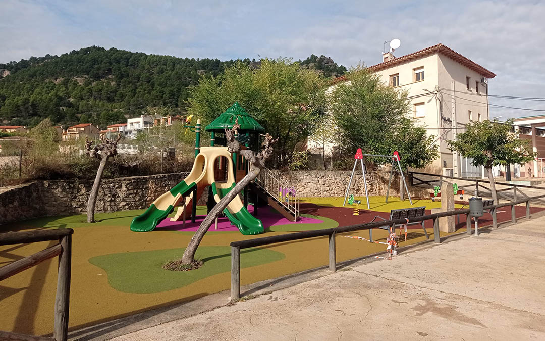 Parque infantil renovado en Ráfales./Cristian Berge