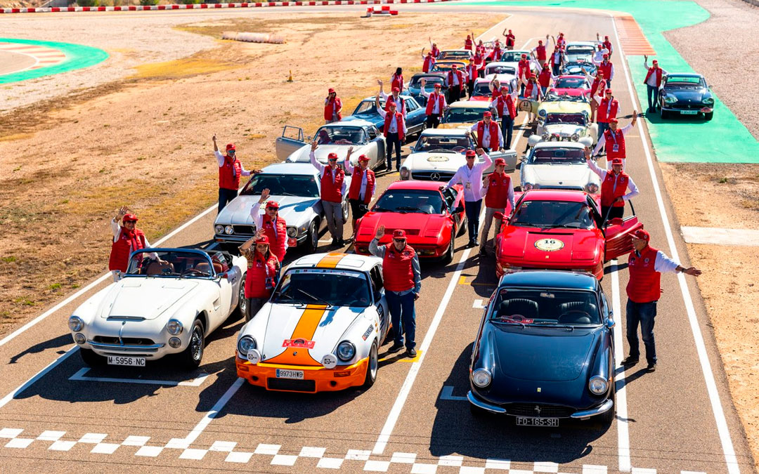 Foto de familia de los participantes en la linea de meta./ RALLY