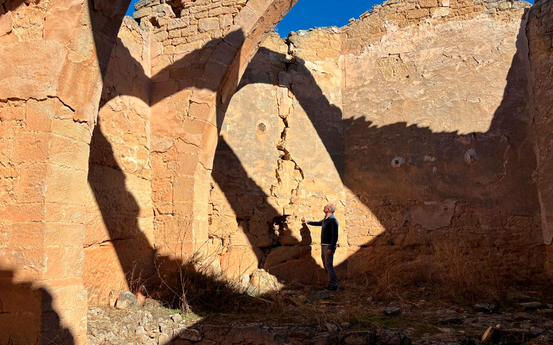 Andreu señala la grieta que pone en peligro el ábside de la ermita de San Miguel./ M.M.R.