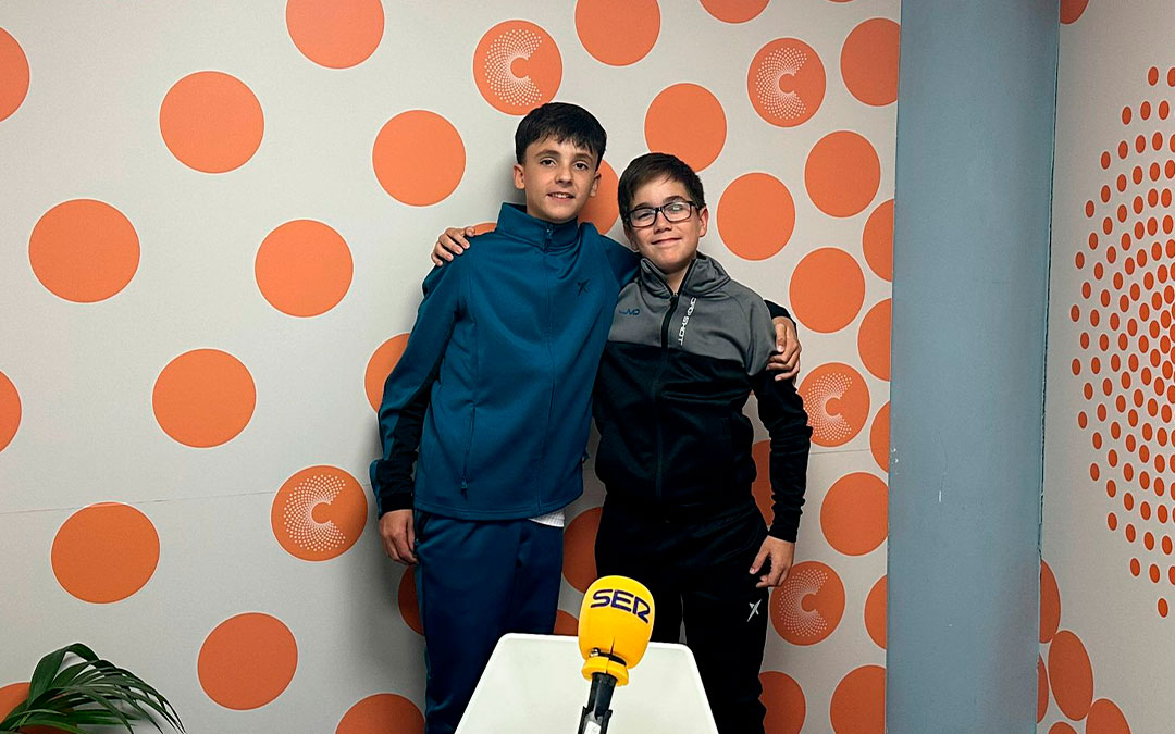Jorge Salafranca (izquierda) y Pablo Martínez (derecha), los alcañizanos campeones de Aragón en pádel alevín./ Mario Jiménez
