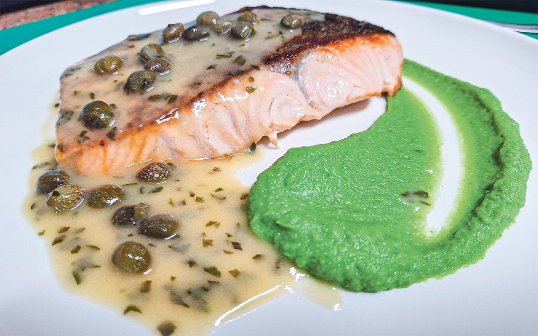 Salmón con brócoli y salsa molinera./ Manuel Barrau