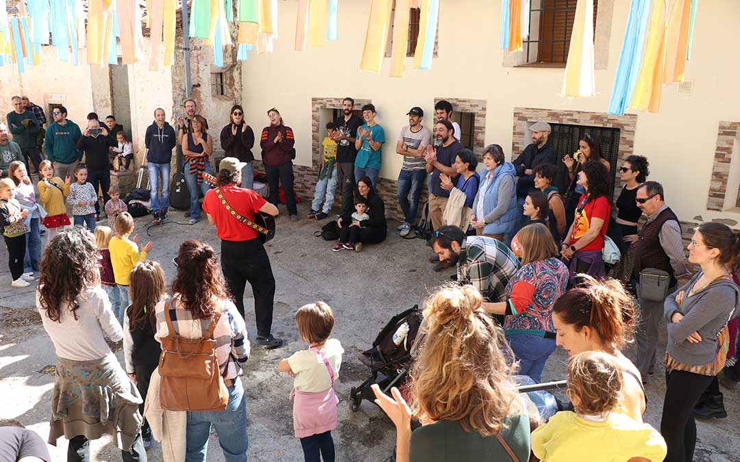 Zas!! Candil Folk hizo cantar y bailar al público jotas y seguidillas con las que jóvenes y mayores disfrutaron y supieron apreciar el valor del folklore / María Mateo Loriente