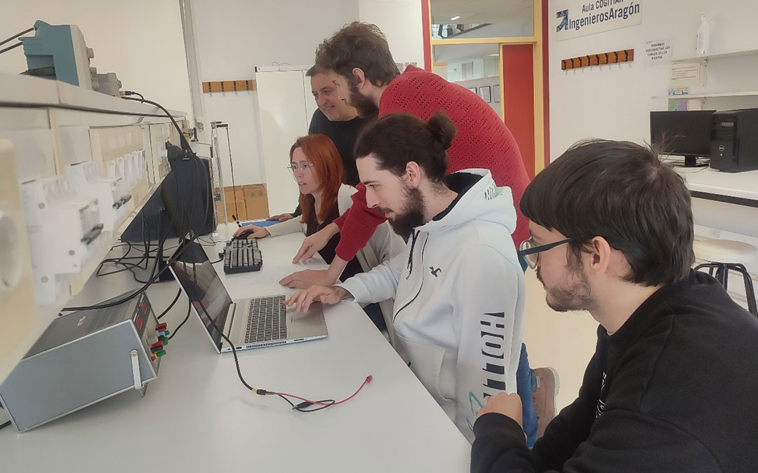 Algunos investigadores de rango 'senior' y 'junior' de la EUPTeruel en uno de los laboratorios del centro universitario. / EUPTeruel