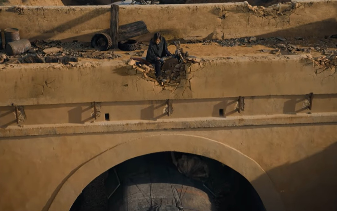 Daryl Dixon, encarnado por Norman Reedus, observa en su moto cómo avanza un tren desde uno de los puentes/túneles de la antigua vía que transportaba carbón entre Andorra y Samper de Calanda pasando por Híjar, donde se instaló el set de rodaje. / L.C.