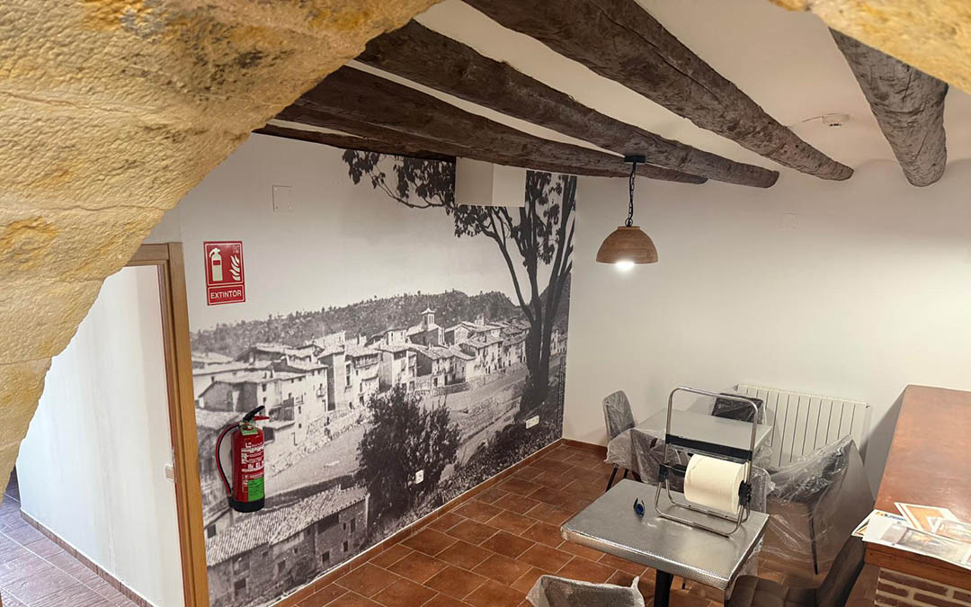 Ultimando detalles en el hotel "Casa Manolet" de Torre de Arcas./Ayto.