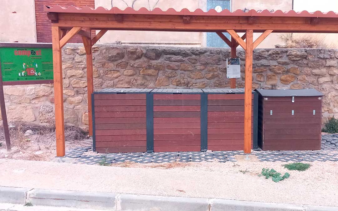 Composteras ya listas para usar en Valdealgorfa./ Ayto.