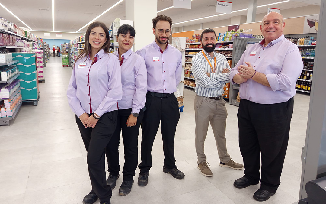 Dependientes de la nueva tienda Sersuco en Valderrobres./M.J. Salvador