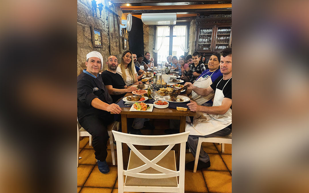 El equipo de la Fonda La Plaza de Valderrobres. / L.C