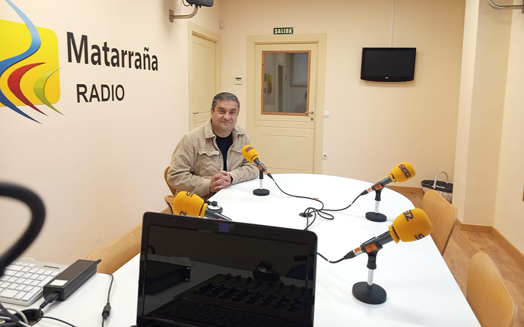 José Manuel Roig, director de la Escuela municipal de música y de la Banda Comarcal San Antón, visita nuestros estudios./M.J. Salvador