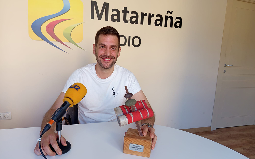 Kike Micolau, propietario del Restaurante OAK de Valderrobres, nos muestra el Premio del Concurso Provincial de Tapas, Jamón de Teruel, que acaba de ganar