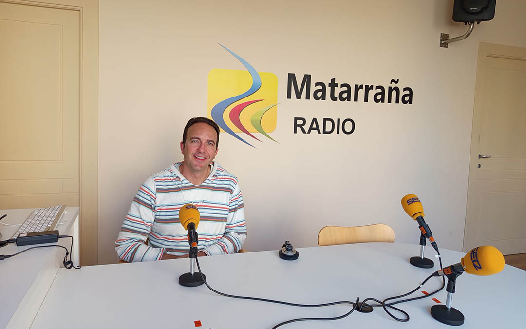 Miguel Gascón, alcalde de Monroyo, visita nuestros estudios./M.J. Salvador