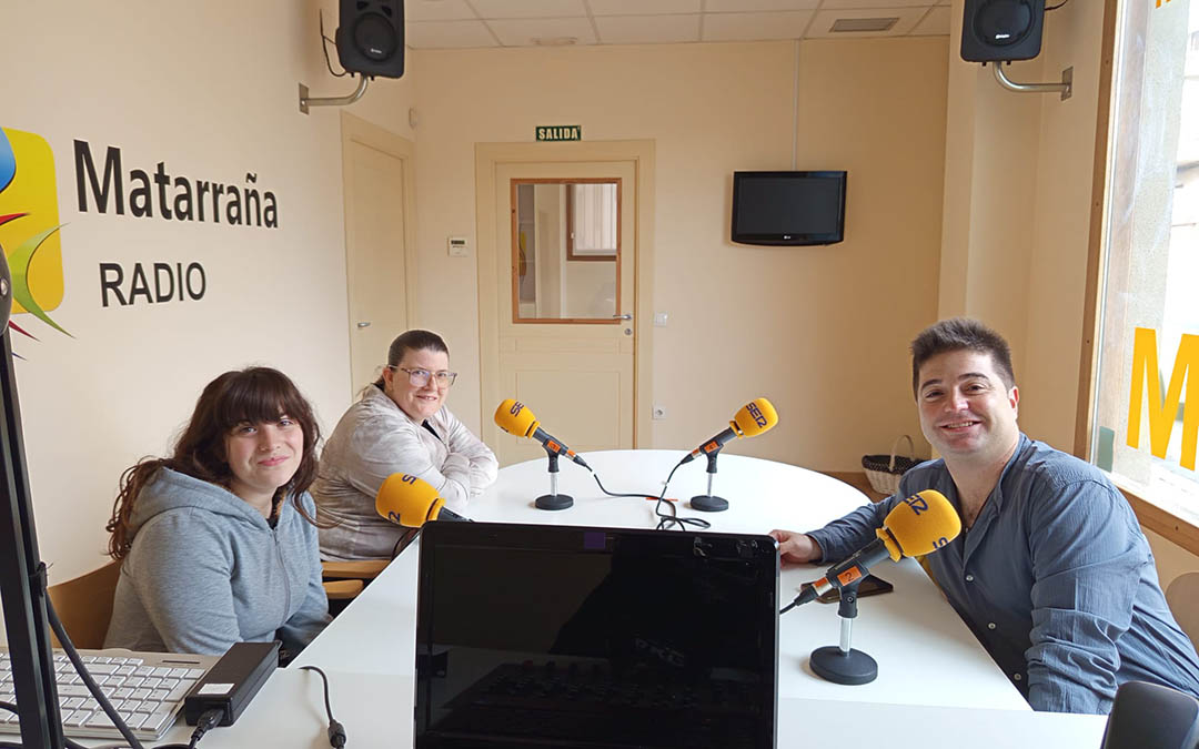 Santi Garín, Profesor Ies Matarraña, junto a dos alumnas del mismo./M.J. Salvador