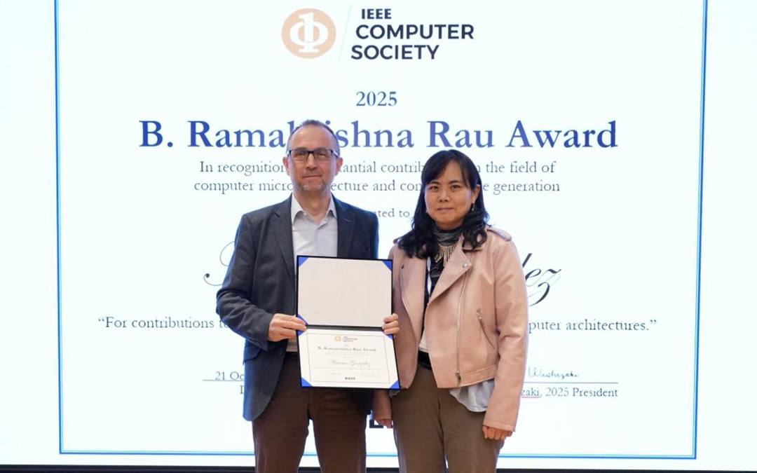 El doctor y catedrático de Arquitectura de Computadores de la Universitat Politècnica de Catalunya, Antonio González, con el premio en Seúl. / Archivo personal