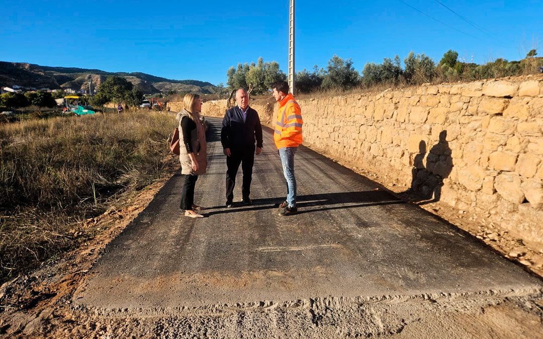 El alcalde y la concejal de obras visitaron los trabajos./ AYTO ALCORISA