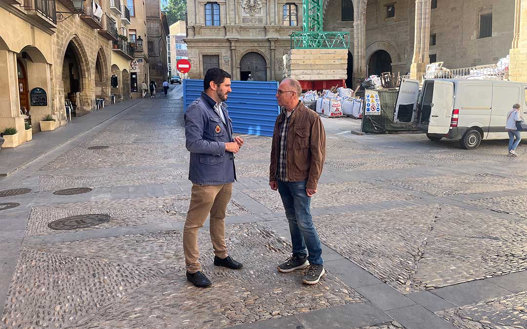 Nolasco y el concejal Andreu de Alcañiz, este jueves, en la plaza España de Alcañiz / L. Castel