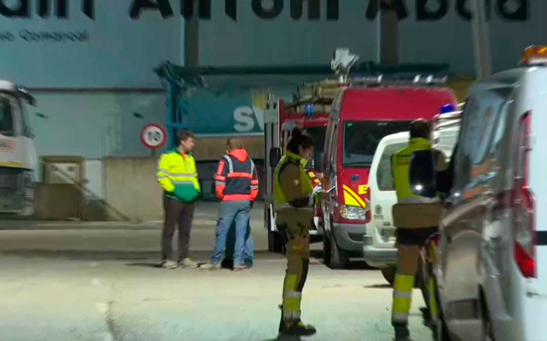 Bomberos y efectivos de emergencias en el lugar del suceso este miércoles / À Punt NTC