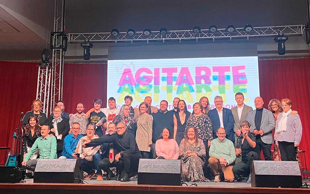 Dick el Demasiado, Dabi Latas, Elena Guarc, la Red de Bibliotecas, Club de Cine Delicatessen, Kalumnia y Ana Trallero fueron los galardonados. En la foto, con autoridades / Comarca Bajo Aragón