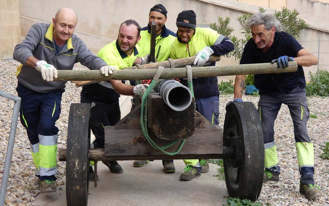 Traslado de las réplicas de los cañones al castillo arzobispal de Albalate. La brigada municipal puso la destreza y su buen humor. / Albalate Turístico