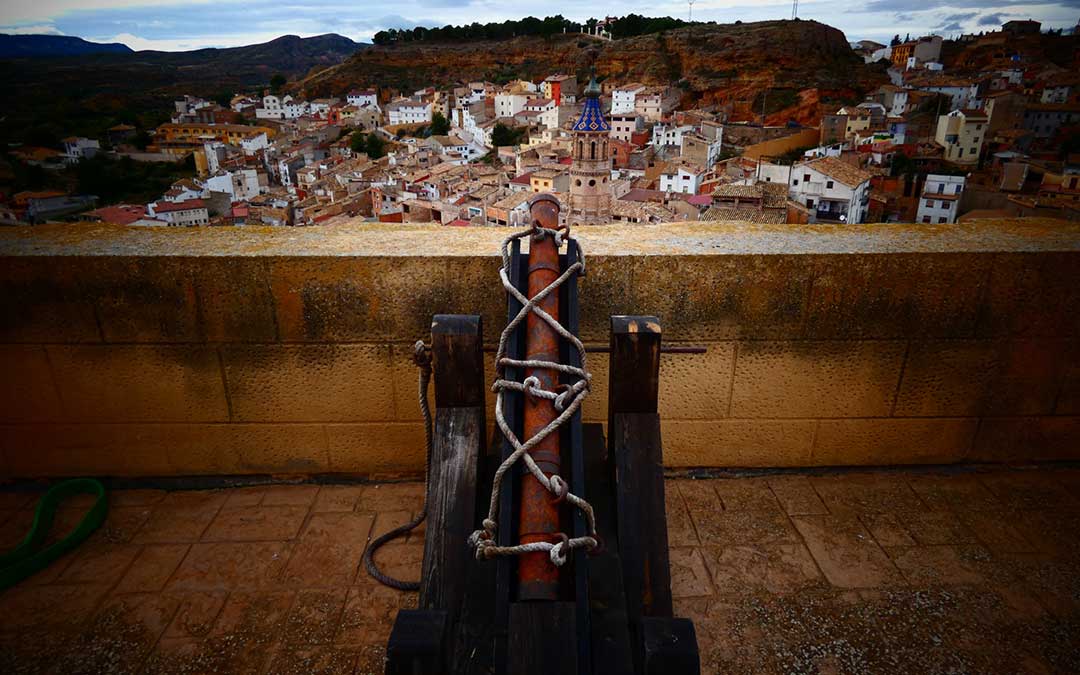 Una de las réplicas de los cañones está ubicado en la terraza y ya es uno de los elementos más fotografiados por los visitantes. / Albalate Turístico
