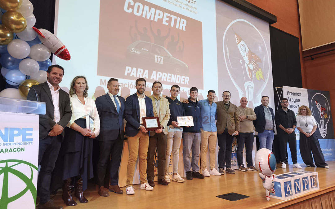 Profesores y alumnos del CPIFP Bajo Aragón recogen el galardón, junto a autoridades y miembros del jurado. / ANPE Aragón