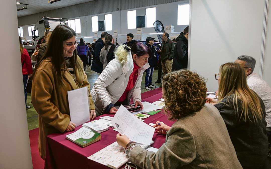 Más de 30 empresas recibieron este jueves currículums en la feria./ C.O.
