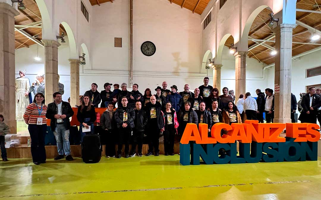 La primera edición de las jornadas inclusivas ‘Juntos Sumamos’ concluyeron con un acto en el que se reivindicó la igualdad de oportunidades./ Ayuntamiento de Alcañiz.