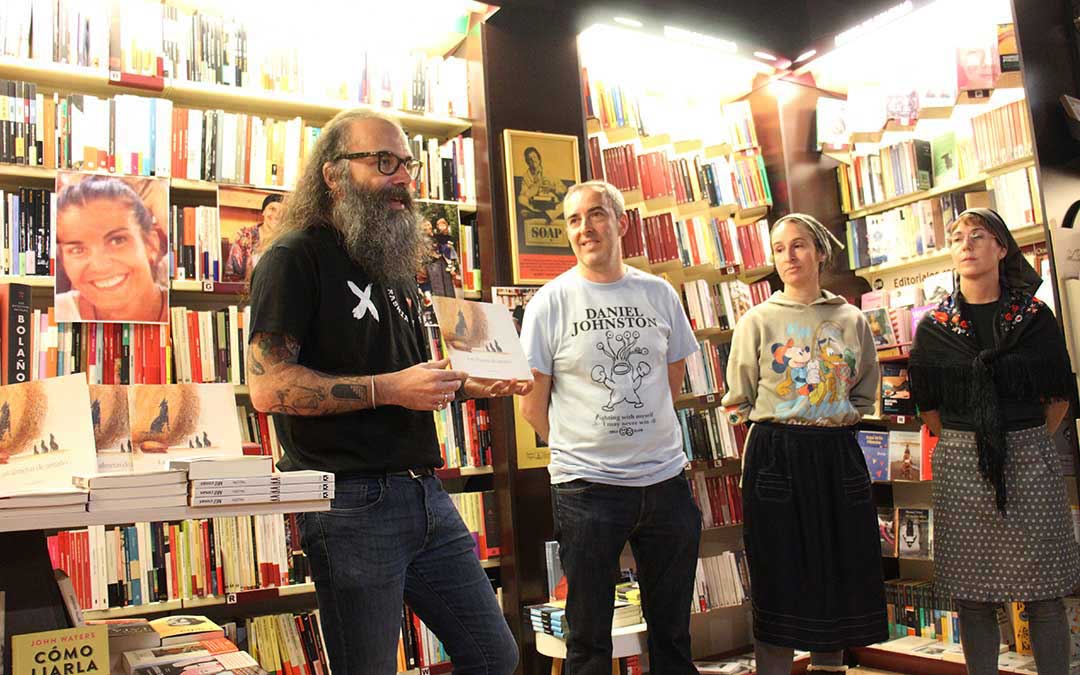 Eugenio Ramo condujo la presentación en su librería Santos Ochoa, junto a Sergio Grao como editor en Fragolino; y Violeta Pellicer y Raquel Arnedo como ilustradoras de las historias. Bea Royo estuvo en varias fotografías. / B. Severino