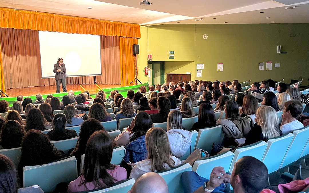 El área de educación fue una de las más concurridas. En la imagen, instante de la conferencia de Mar Romera./ C.O.