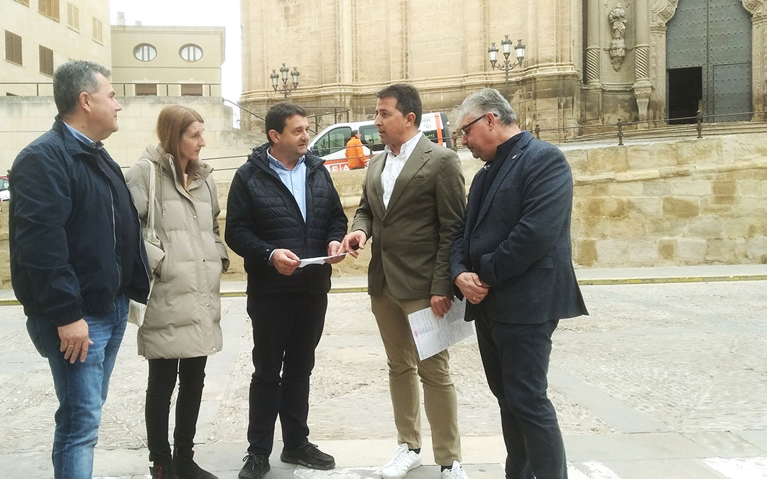 Eduardo Orrios, Anabel Fernández, Miguel Ángel Estevan, Alberto Herrero y José Miguel Celma, en Alcañiz. / B. Severino