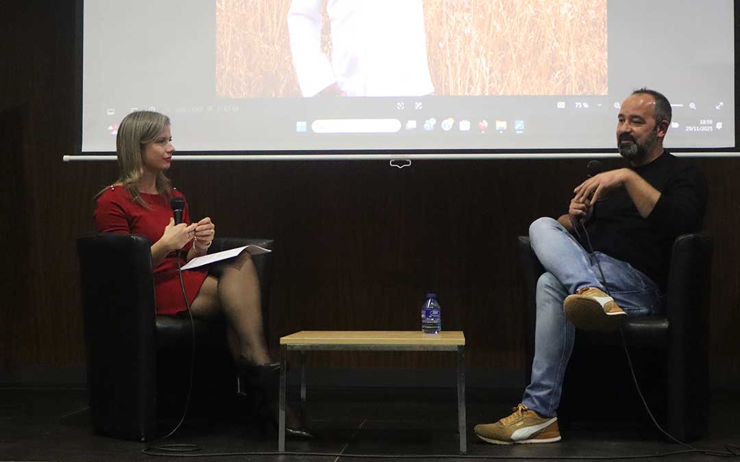 Charla entre Eva Defior, periodista, y el chef con Estrella Michelín, Samuel Moreno./ C.O.